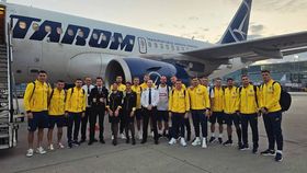 VIDEO Jucătorii naționalei, lăsați cu ochii-n soare. Tricolorii au avut probleme cu zborul de la întoarcere